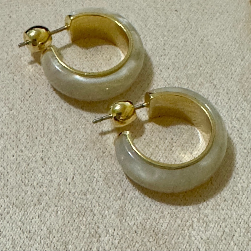 Gorjana New 18k Gold Plated Paseo‎ White Malachite Marble Small Hoop Earrings - Picture 3 of 4